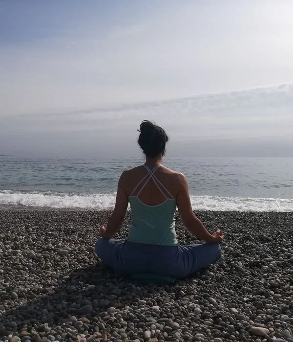 Méditation, gestion du stress sur une plage des Alpes Maritimes