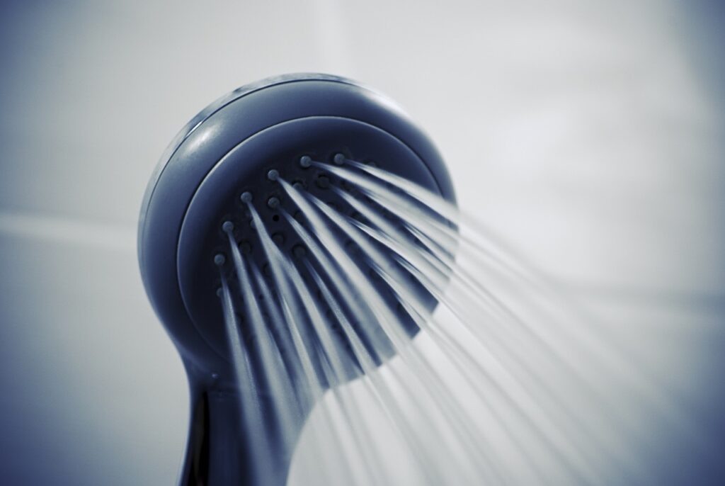 la douche froide et ses bienfaits pour la santé et le bien-être